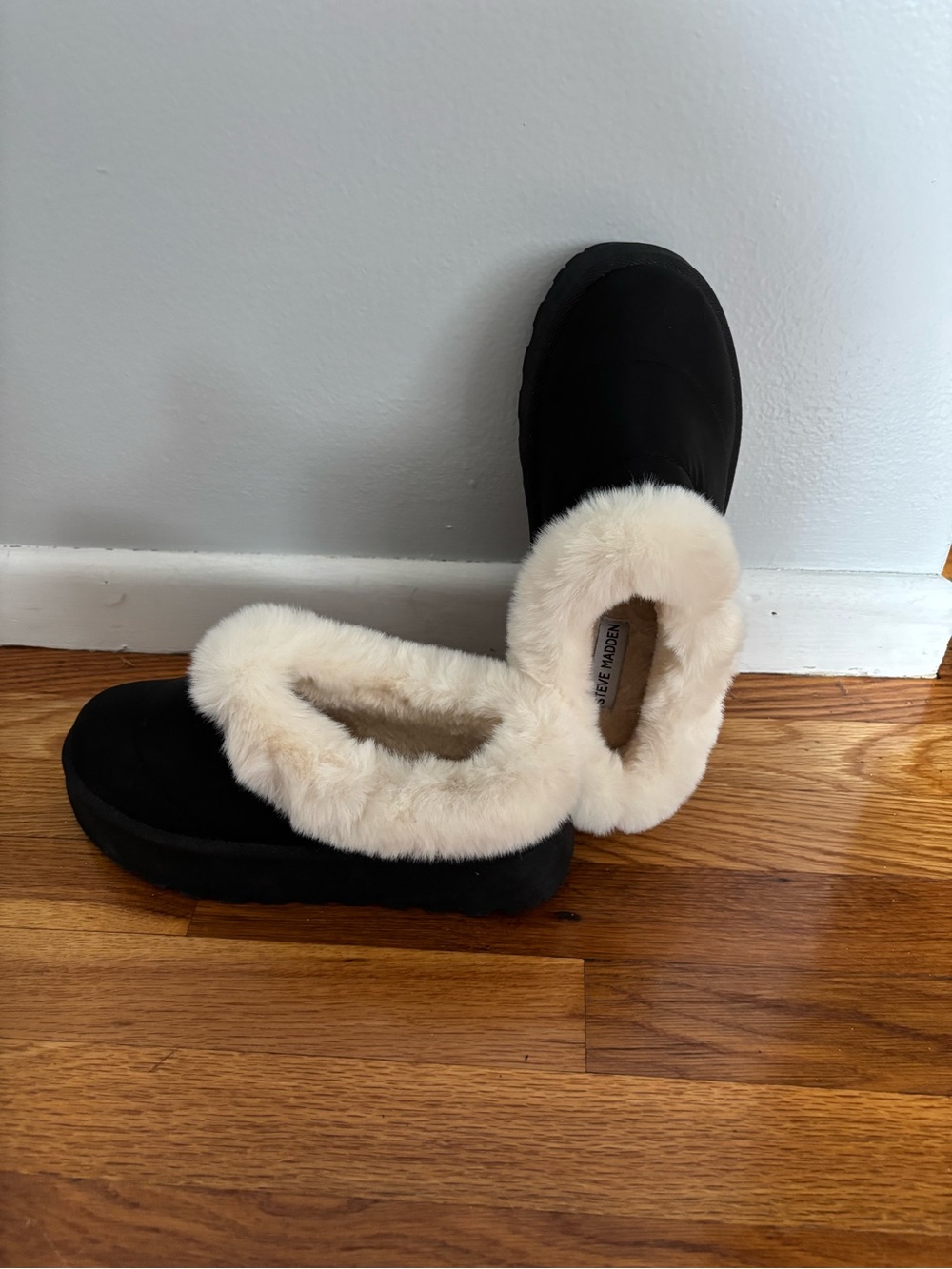 Steve Madden Black Slip-On Slippers with Cream Fur Trim